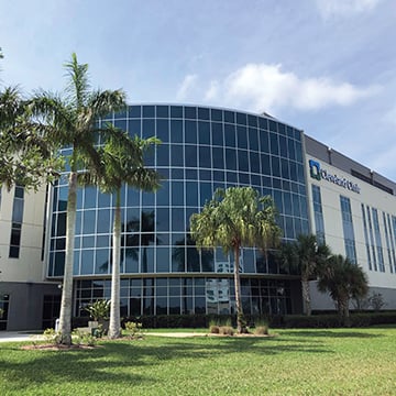 Outdoor photo of the Cleveland Clinic building in Florida